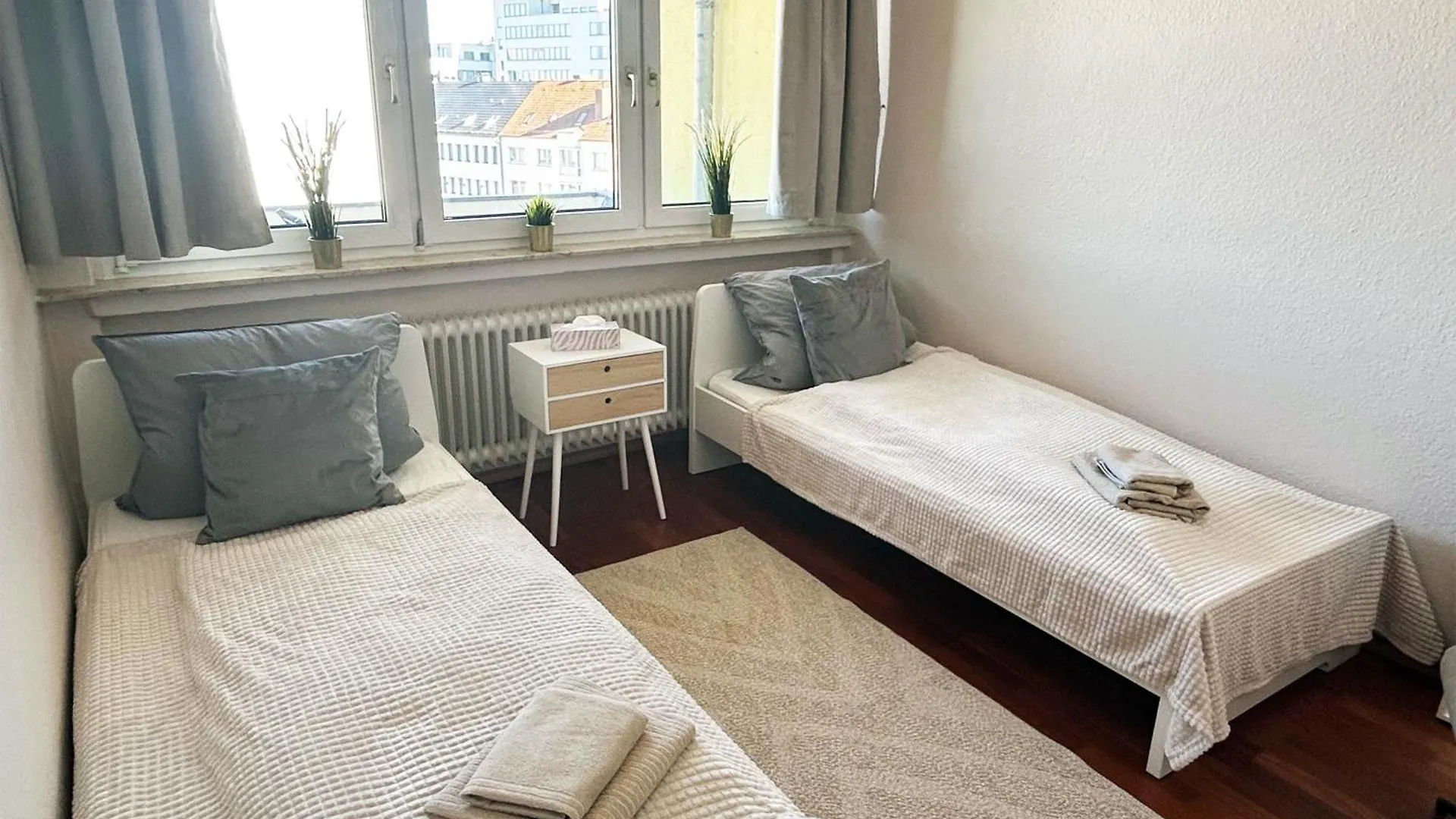 Apartamento Ed-Grosse, Moderne Wohnung In Zentraler Lage, Mit Balkon, Lift Und Parkplatz Hanóver